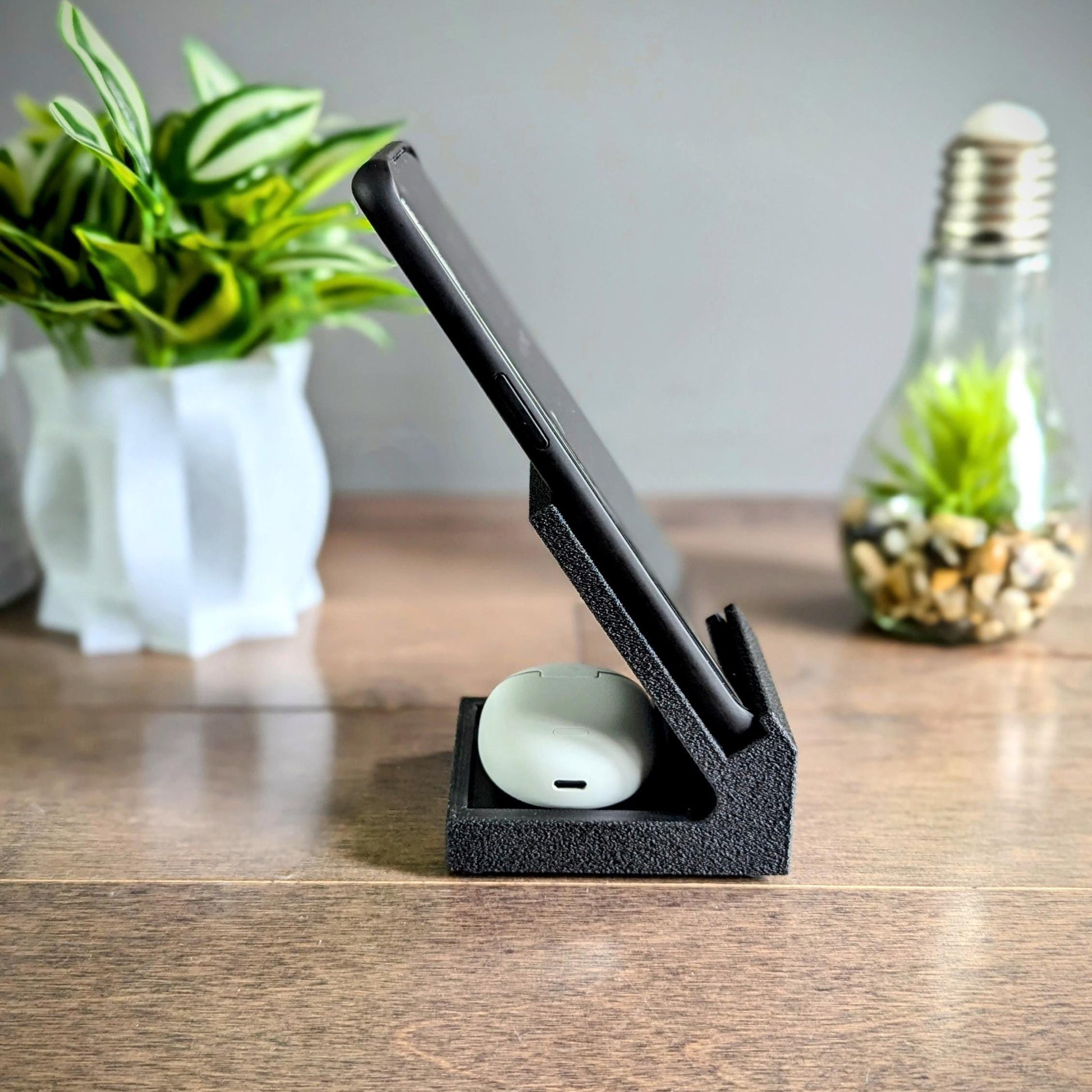 Blast your music without the need to plug in or purchasing batteries. Simply place your device on our textured phone stand and let the passive speakers & amplifier boost your audio experience. Comes with a rear tray to store airpods or ear buds.