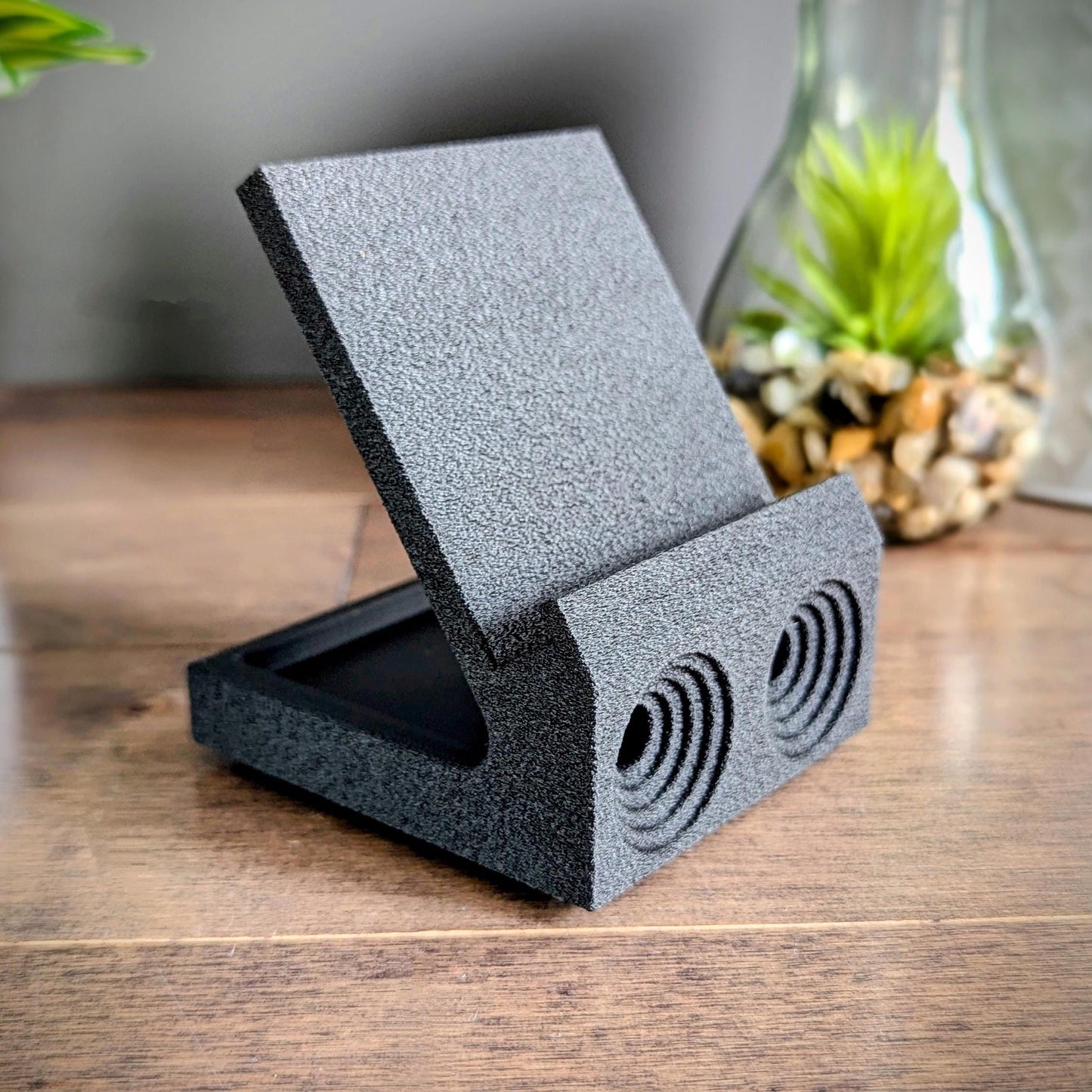 Blast your music without the need to plug in or purchasing batteries. Simply place your device on our textured phone stand and let the passive speakers & amplifier boost your audio experience. Comes with a rear tray to store airpods or ear buds.