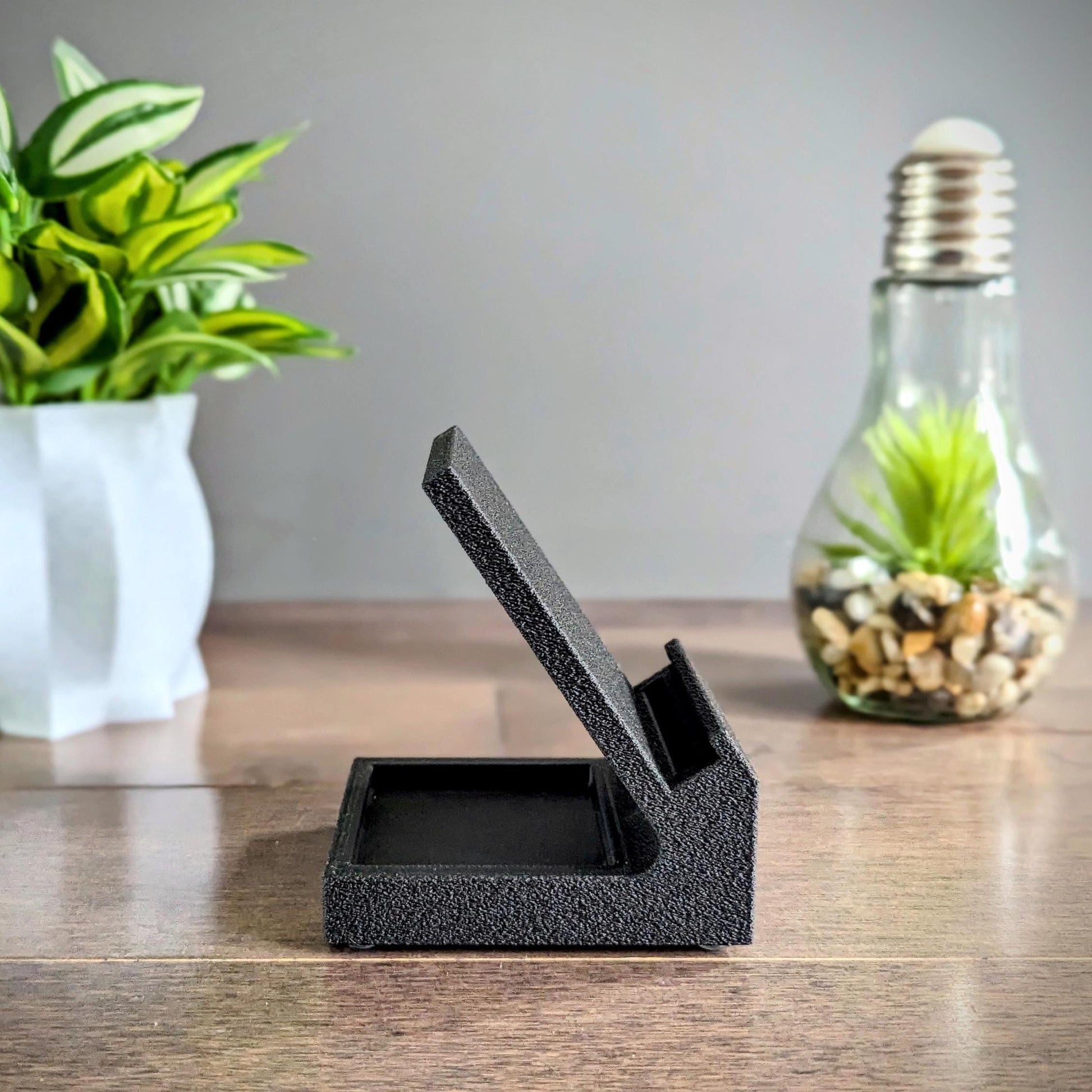 Blast your music without the need to plug in or purchasing batteries. Simply place your device on our textured phone stand and let the passive speakers & amplifier boost your audio experience. Comes with a rear tray to store airpods or ear buds.