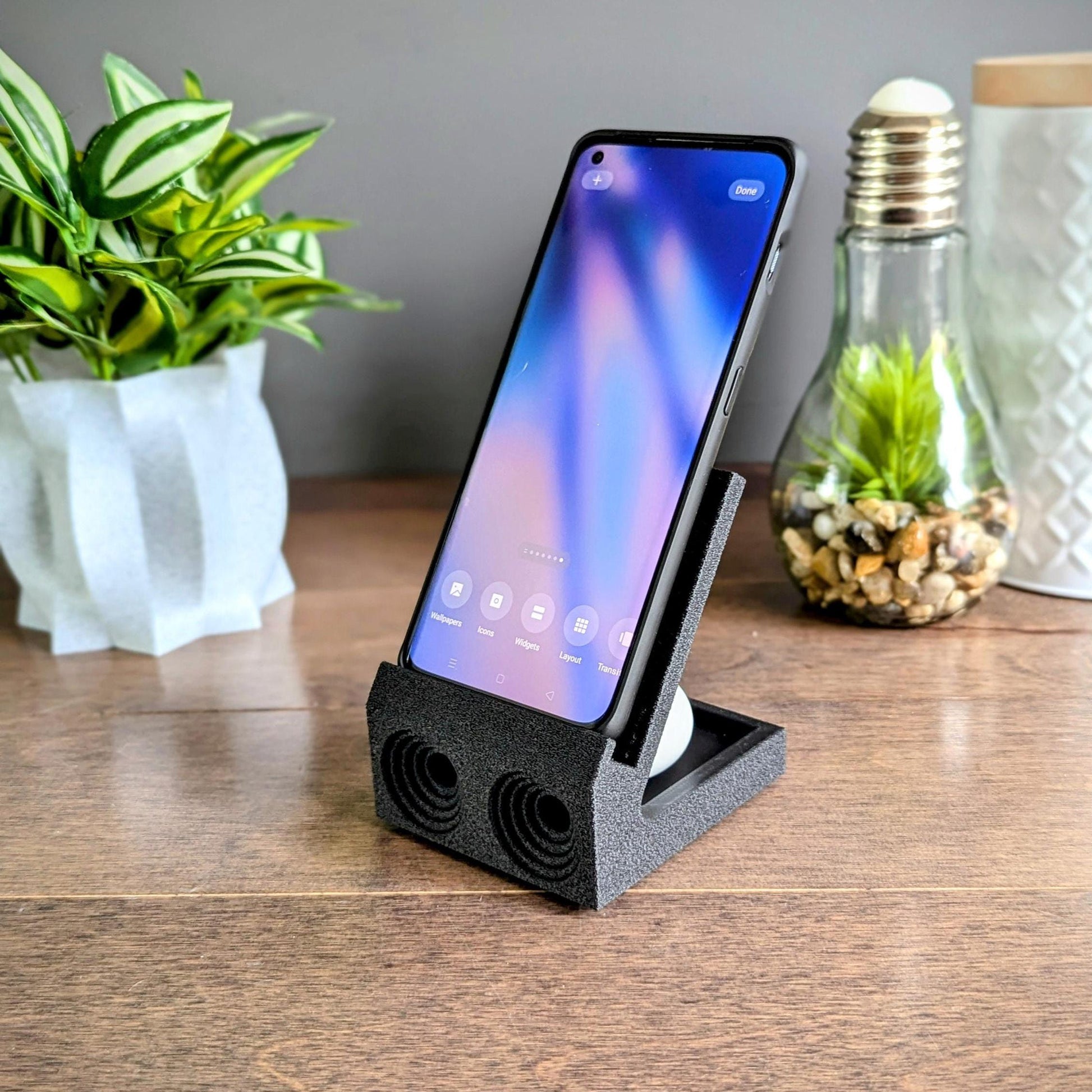 Blast your music without the need to plug in or purchasing batteries. Simply place your device on our textured phone stand and let the passive speakers & amplifier boost your audio experience. Comes with a rear tray to store airpods or ear buds.